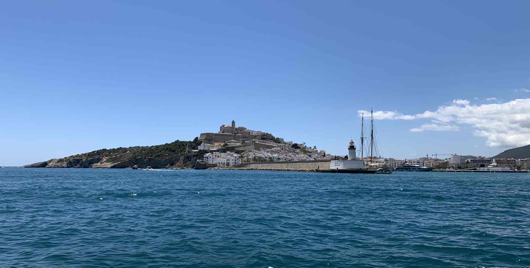 mit der yacht von mallorca nach ibiza