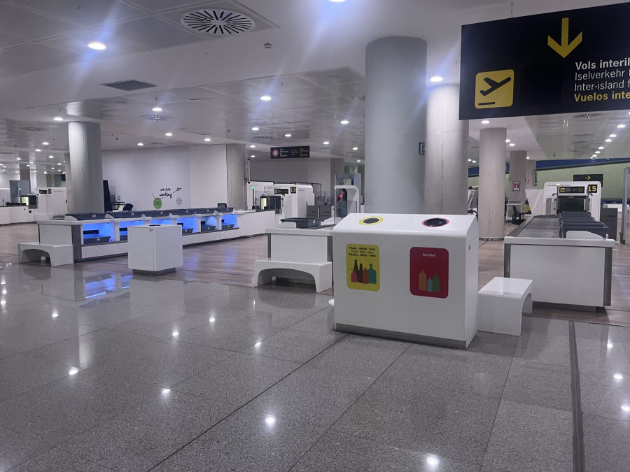 Was ändert sich für Reisende konkret? Die Modernisierung bringt nicht nur bauliche, sondern auch prozessuale Verbesserungen: Digitale Check-ins: Fluggäste können nun via App oder Self-Service-Terminals einchecken und Gepäck aufgeben. Sicherheitskontrollen: Neue Scanner-Technologie beschleunigt die Kontrollen, Flüssigkeiten müssen nicht mehr zwingend aus dem Handgepäck entfernt werden. Gepäckverfolgung: Jeder Koffer kann via Tracking-App verfolgt werden – das erhöht Transparenz und Sicherheit. Wegeführung & Orientierung: Interaktive Info-Säulen helfen bei der Navigation im Terminal, Ansagen sind mehrsprachig. Wartebereiche: Komfortabler, ruhiger, mit Ladestationen, kostenfreiem WLAN und besseren Sitzmöglichkeiten. Barrierefreiheit und Familienfreundlichkeit Ein weiterer Fokus lag auf der Verbesserung der Barrierefreiheit. Es gibt nun breitere Gänge, taktile Leitsysteme, rollstuhlgerechte Toiletten und einen speziellen Begleitservice. Für Familien wurden neue Spielbereiche eingerichtet sowie spezielle Wickelzonen und familienfreundliche Gastronomieangebote eingeführt. Nachhaltigkeit: Flughafen mit Umweltbewusstsein Besonders bemerkenswert ist der Einsatz nachhaltiger Baustoffe und Technologien. Der Flughafen Palma strebt eine CO2-neutrale Bilanz bis 2030 an. Die neuen Terminals leisten dazu einen erheblichen Beitrag – sowohl durch technische Lösungen als auch durch die Förderung nachhaltiger Mobilität: Mehr E-Ladestationen, Fahrradparkplätze und bessere Anbindungen an den öffentlichen Nahverkehr. Gastronomie & Shopping-Erlebnis Wer gerne shoppt oder genießt, kommt an den neuen Terminals voll auf seine Kosten. Neben bekannten Marken finden sich viele lokale Anbieter – von mallorquinischen Weinen über spanische Delikatessen bis hin zu Design-Boutiquen mit Insel-Flair. Besonders hervorzuheben: Ein neuer "Gourmet-Bereich" im Terminal D mit Blick auf das Rollfeld. Anbindung an Palma und die Insel Die Verkehrsanbindung vom Flughafen in die Innenstadt wurde parallel zur Terminalerweiterung verbessert. Busse, Taxis und Mietwagenanbieter befinden sich nun übersichtlicher und näher am Terminalausgang. Ein Express-Shuttle in die Altstadt von Palma ist in Planung und soll 2026 realisiert werden. Fazit: Ein Flughafen für die Zukunft Die neuen Terminals des Flughafens Palma de Mallorca setzen Maßstäbe in puncto Effizienz, Reisekomfort und Nachhaltigkeit. Ob Sie geschäftlich, mit der Familie oder für einen entspannten Urlaub reisen – Ihr Aufenthalt beginnt und endet nun in einer Umgebung, die durchdacht, modern und serviceorientiert ist. Wer das neue Flughafen-Erlebnis selbst entdecken möchte, kann sich auf einen reibungslosen, angenehmen und innovativen Start oder Abschluss seines Mallorca-Aufenthalts freuen. Bleiben Sie dran auf PortalMallorca.de – Ihrem Begleiter für alles rund um die Insel!