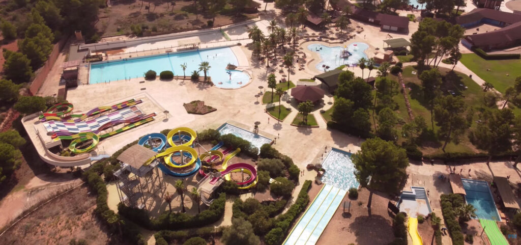 Entdecke das Aqualand El Arenal auf Mallorca: spektakuläre Wasserrutschen, Familienattraktionen, Pools und Sommerfeeling im größten Wasserpark der Insel.
