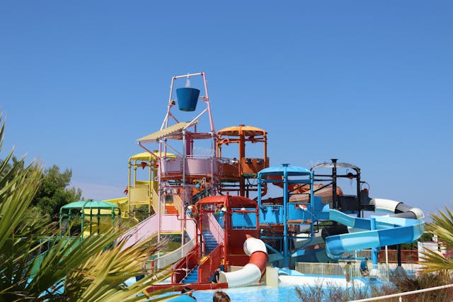 Entdecke das Aqualand El Arenal auf Mallorca: spektakuläre Wasserrutschen, Familienattraktionen, Pools und Sommerfeeling im größten Wasserpark der Insel.