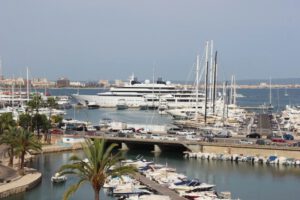 Luxus Yacht KATARA im Hafen von Palma