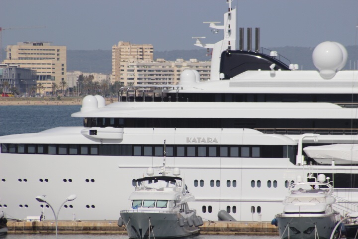 Luxus-Yacht KATARA im Hafen von Palma de Mallorca – Eine Ikone der Superyachten