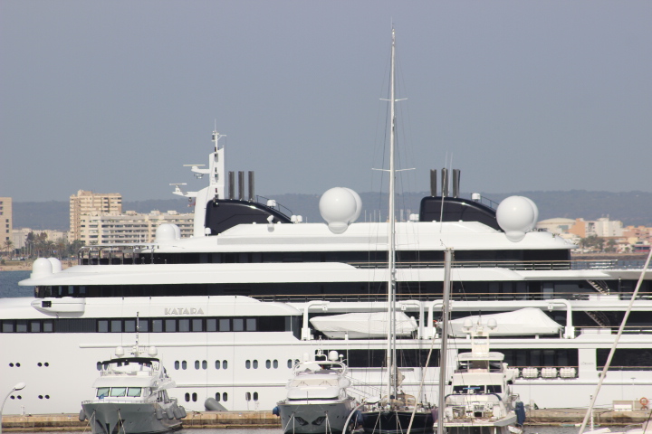 Luxus-Yacht KATARA im Hafen von Palma de Mallorca – Eine Ikone der Superyachten