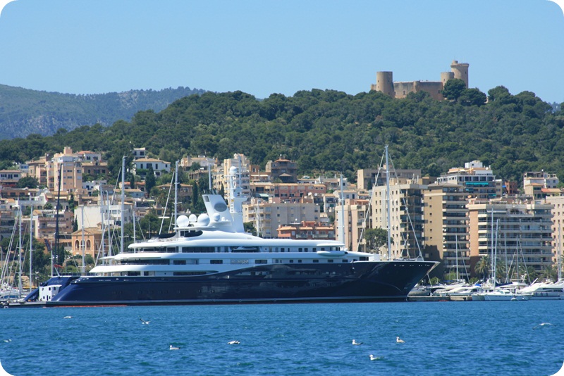 die Superyacht Al Mirqab im Hafen von Palma de Mallorca