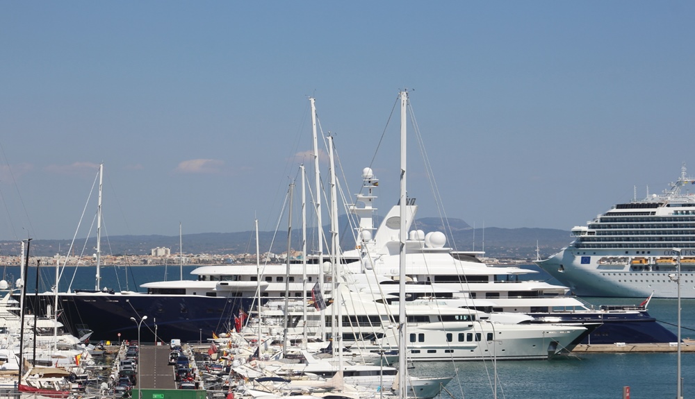 die Superyacht Al Mirqab im Hafen von Palma de Mallorca