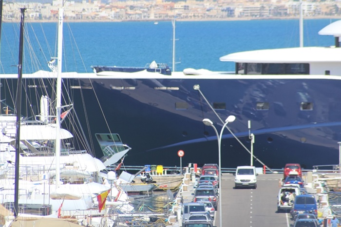 Al Mirqab Superyacht im Hafen von Palma de Mallorca