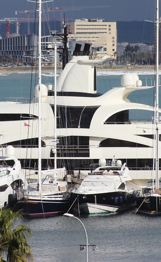 Die 95 Meter lange Luxus-Yacht PALLADIUM im Hafen von Palma de Mallorca: Ausstattung, Pool, technische Daten, Design und spannende Fakten zur heutigen AV.