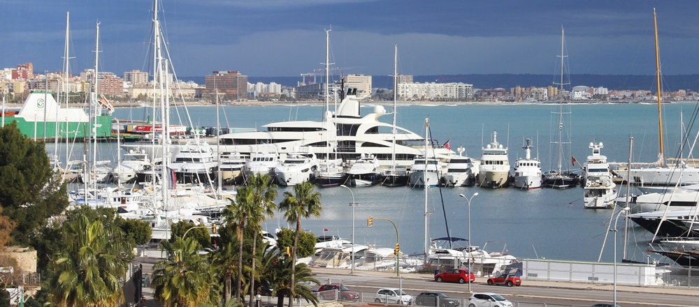 Luxus-Yacht PALLADIUM – futuristisches Design aus Hamburg im Hafen von Palma