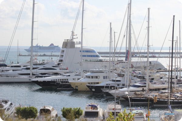 Megayacht A auf Mallorca – als Philippe Starcks schwimmende Designikone die Insel besuchte