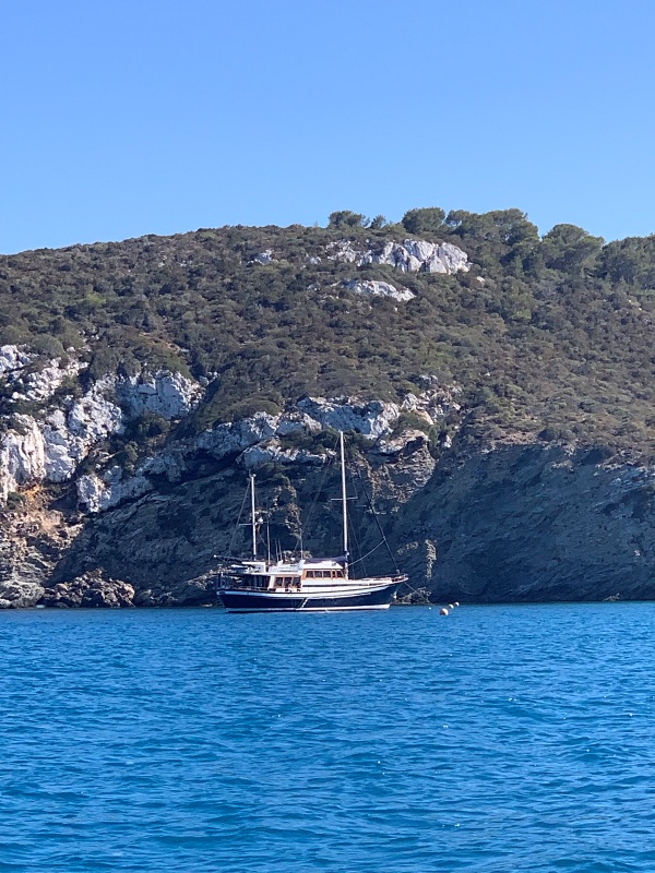 Cabrera vor Mallorca entdecken: Nationalpark, Ausflugsboote ab Colònia de Sant Jordi, Cova Blava, Burg, Strände, Wandern, Restaurant-Tipps und Portal-Mallorca-Ranking.