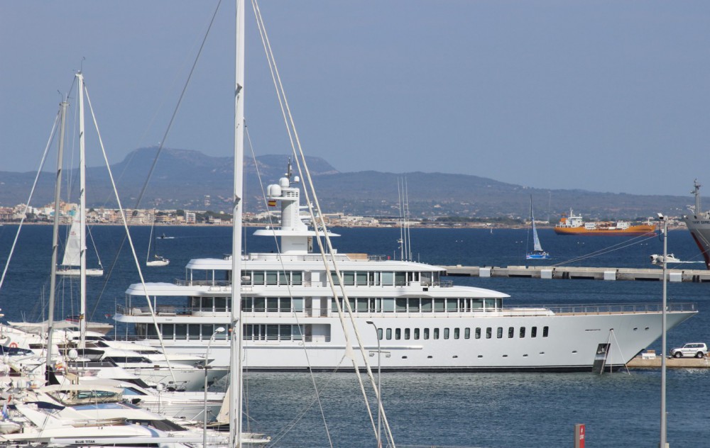 Superyacht Musashi im Hafen von Palma