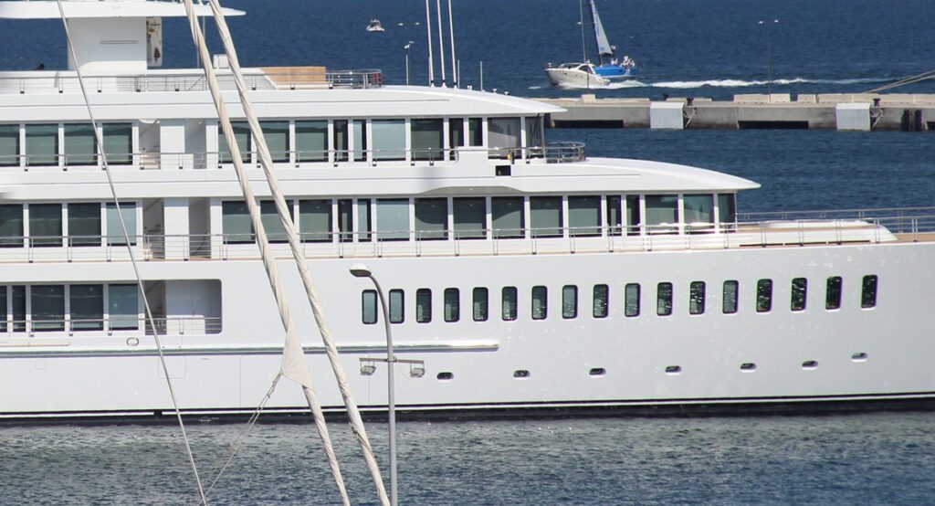 Superyacht Musashi im Hafen von Palma